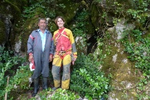 Achmed & Seraina vor der Eingangsspalte der Ovacik Höhle